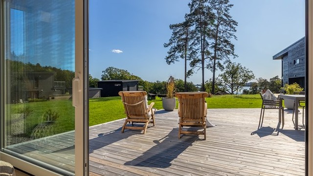 Utsikten mot terrassen og naturen kan nytes også innenfra.