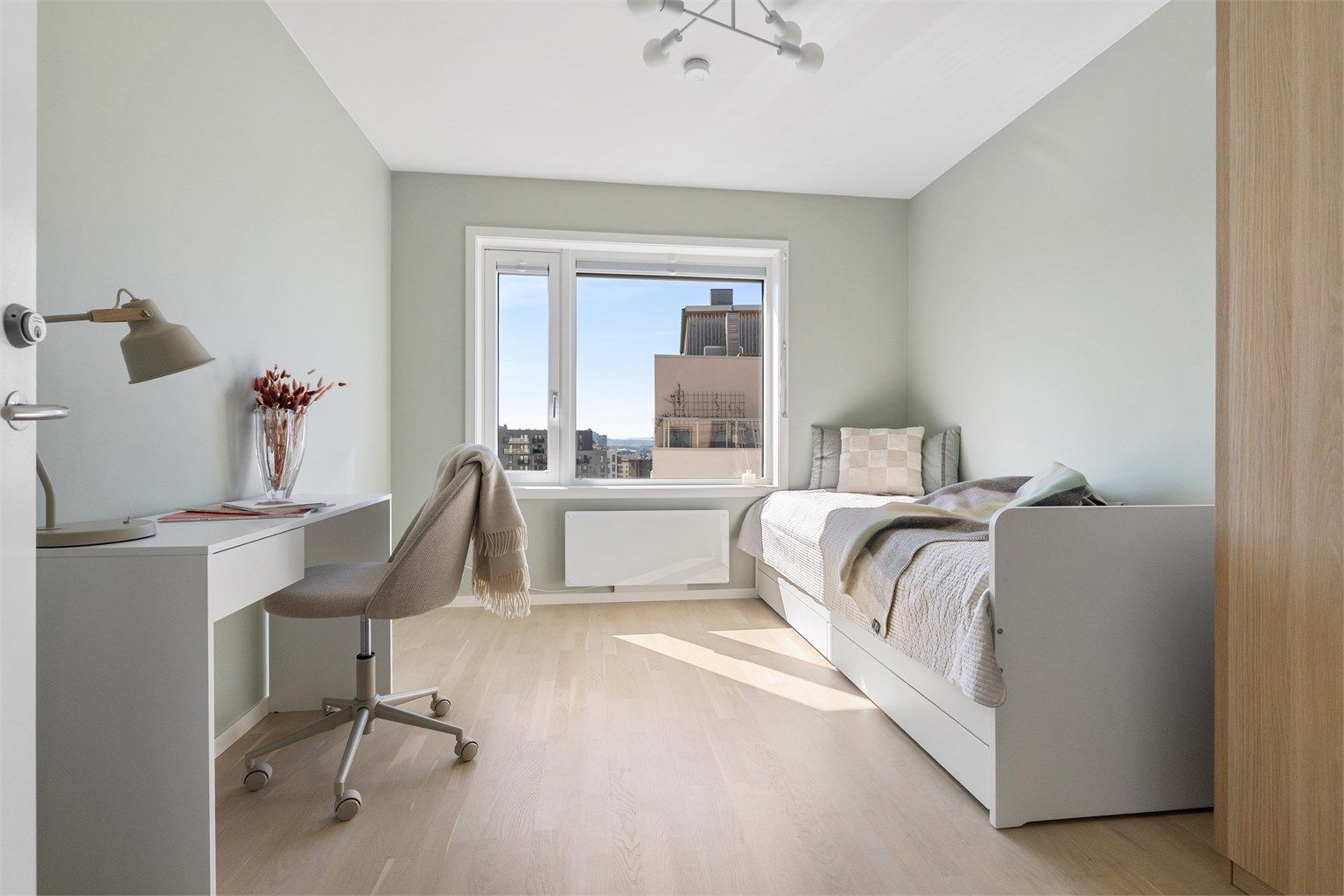 Soverommet i hybeldelen er romslig, med plass til både seng og arbeidsplass.