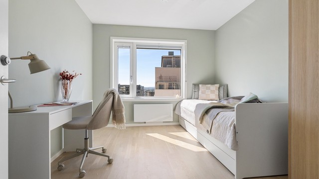 Soverommet i hybeldelen er romslig, med plass til både seng og arbeidsplass.