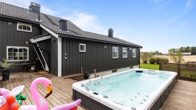 Eiendomsmegler Krogsveen har gleden av å presentere Oslovegen 385! En eiendom med masse utnyttet potensial.