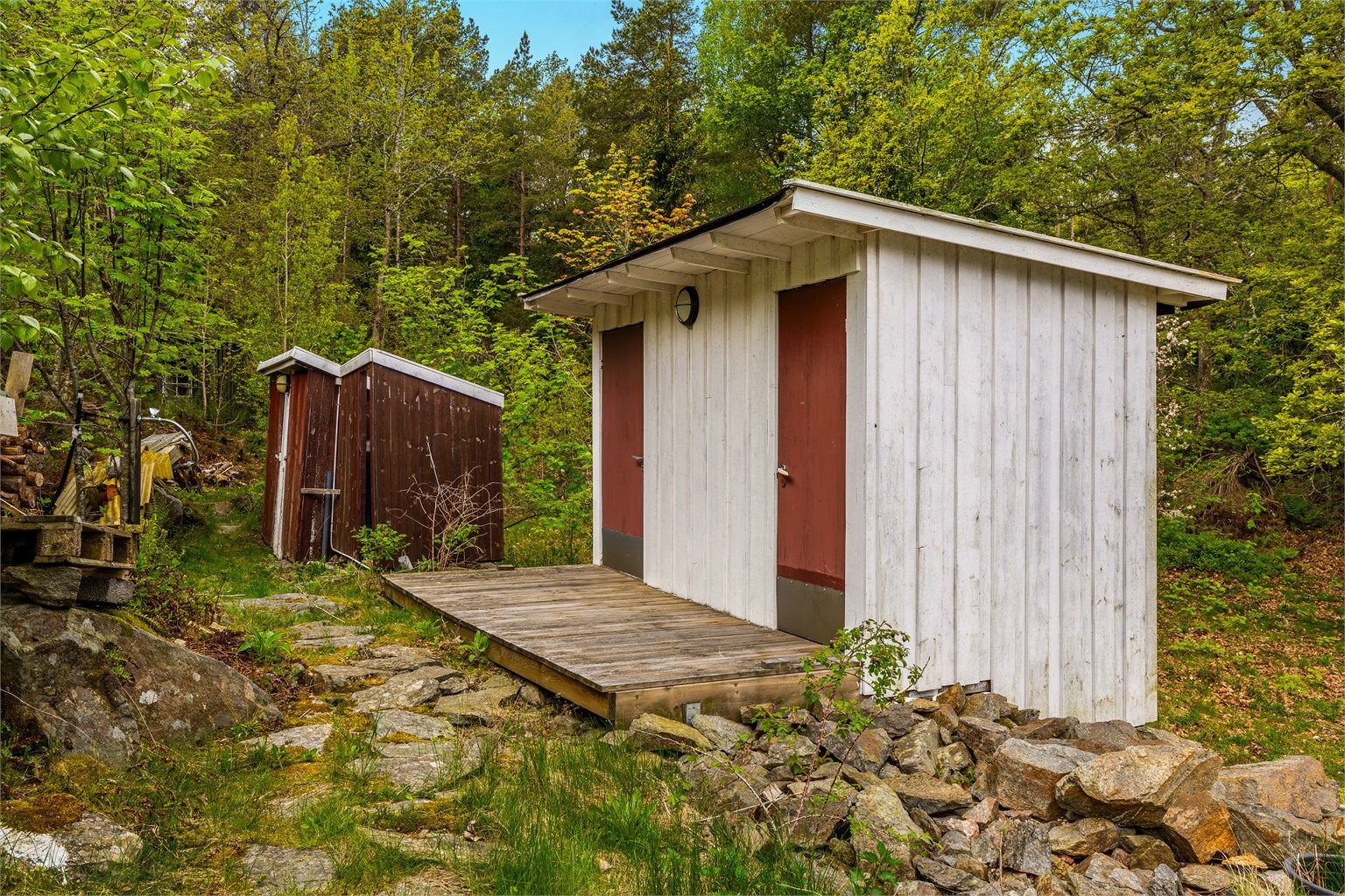Uthus med lagerrom og biodo.