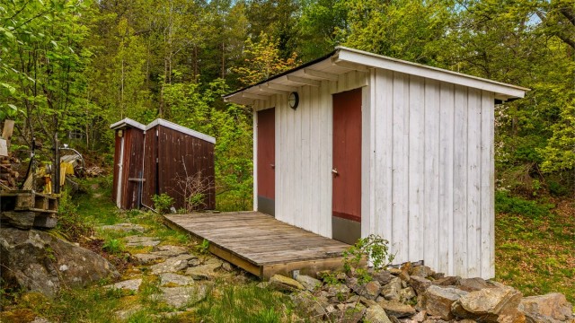 Uthus med lagerrom og biodo.
