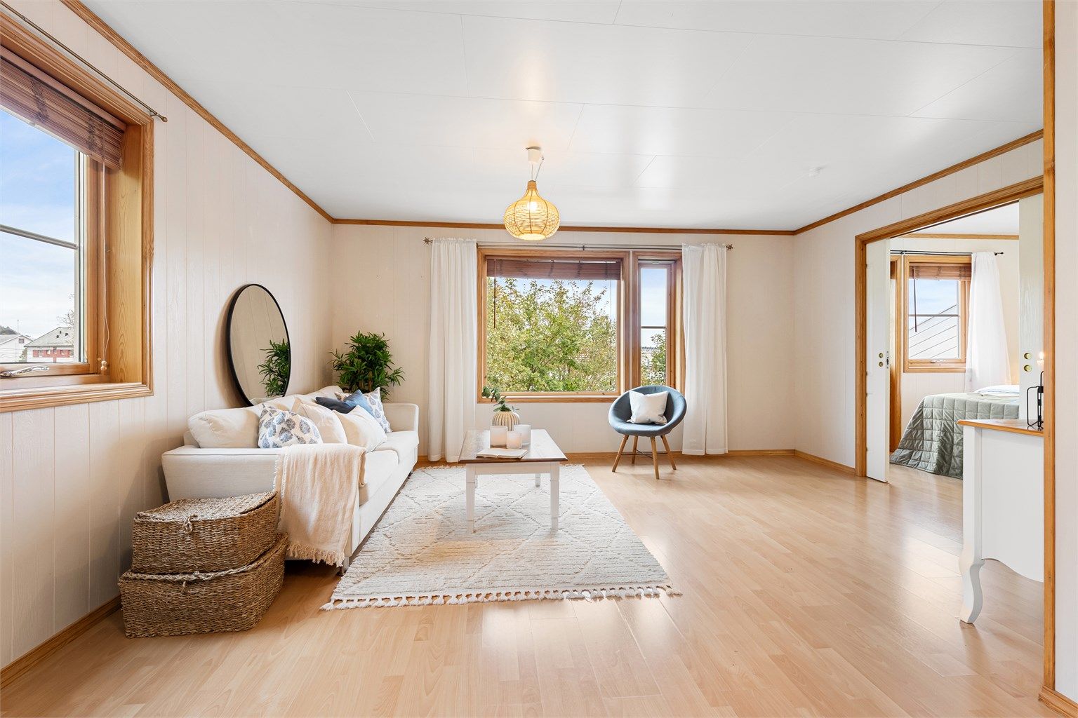 Lys og åpen stue med god plass til salong og evt. spisestue. 