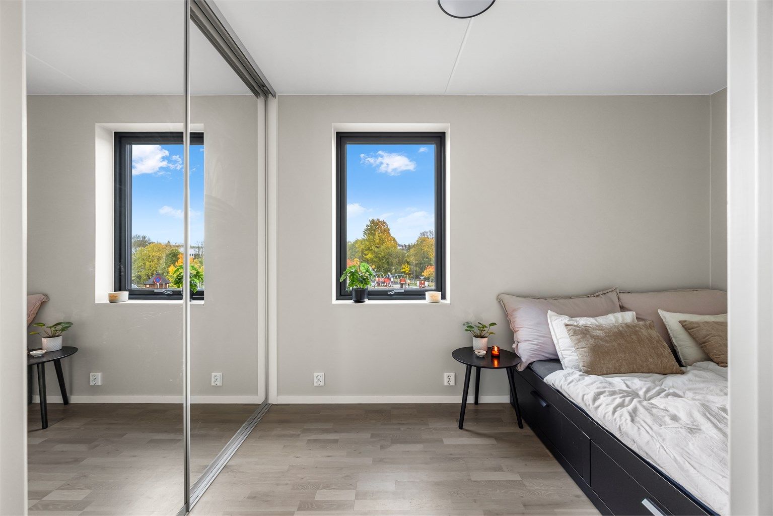 Soverommet har plass til dobbeltseng og er innredet med skyvedørsgarderobe.