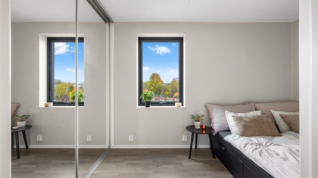 Soverommet har plass til dobbeltseng og er innredet med skyvedørsgarderobe.