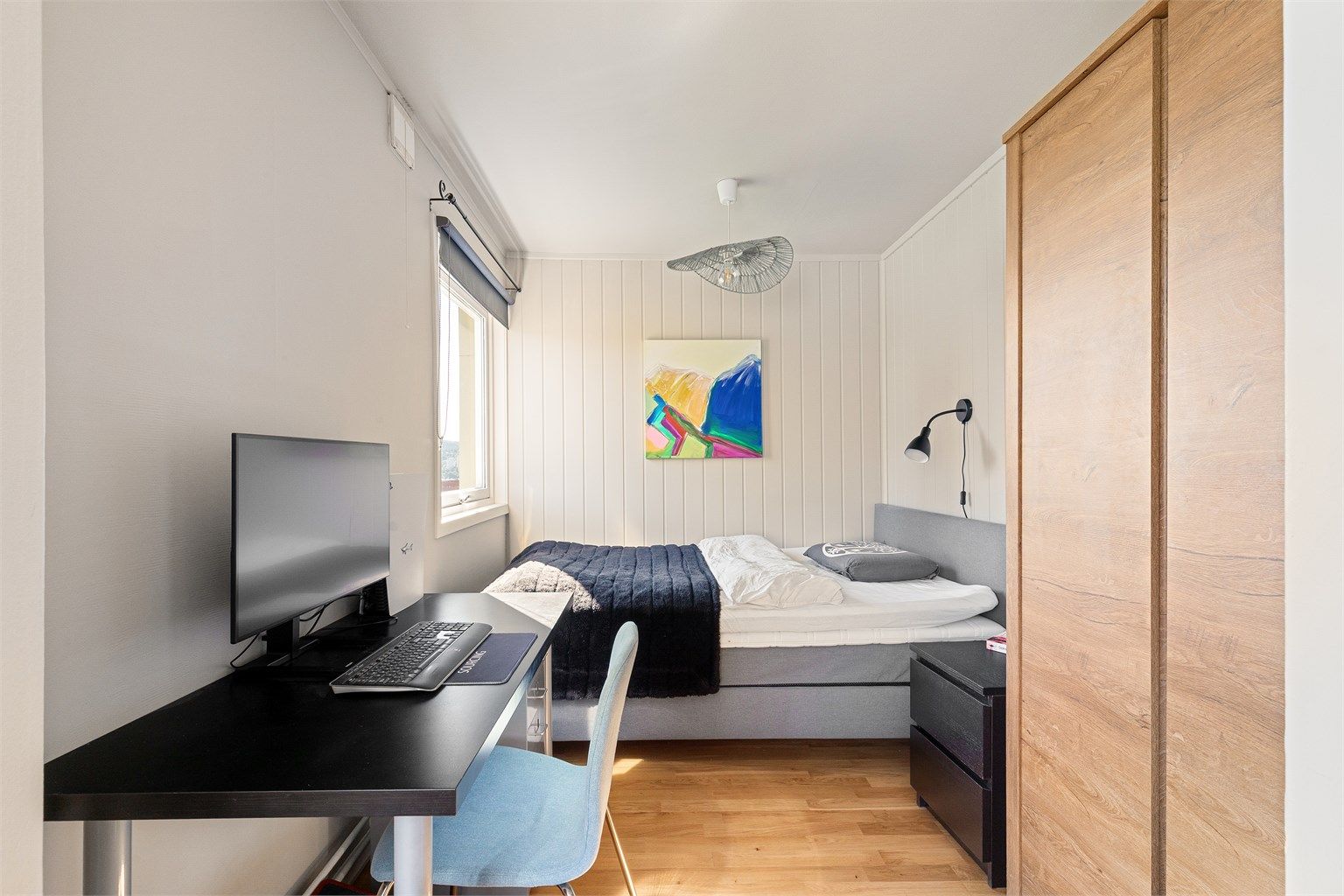 Sovealkoven er av god størrelse med plass til seng, skrivebord og klesskap.