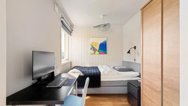 Sovealkoven er av god størrelse med plass til seng, skrivebord og klesskap.
