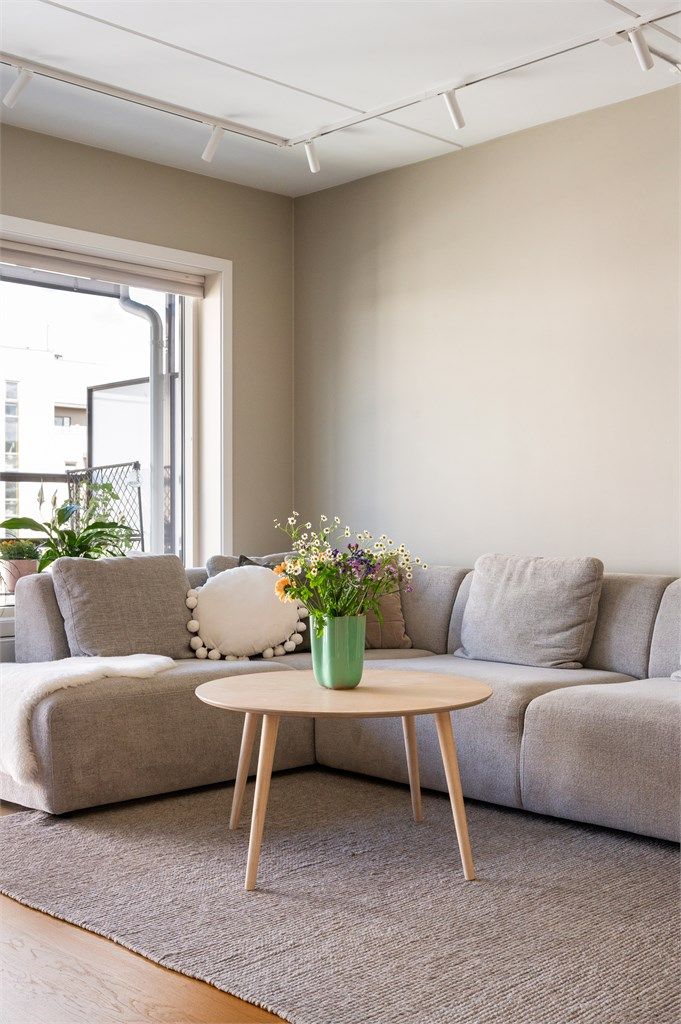 Her er det god plass til sofa med tilhørende salongbord og tv-seksjon