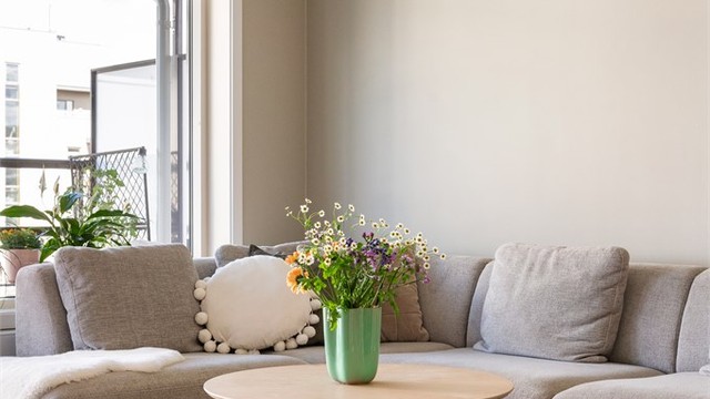 Her er det god plass til sofa med tilhørende salongbord og tv-seksjon