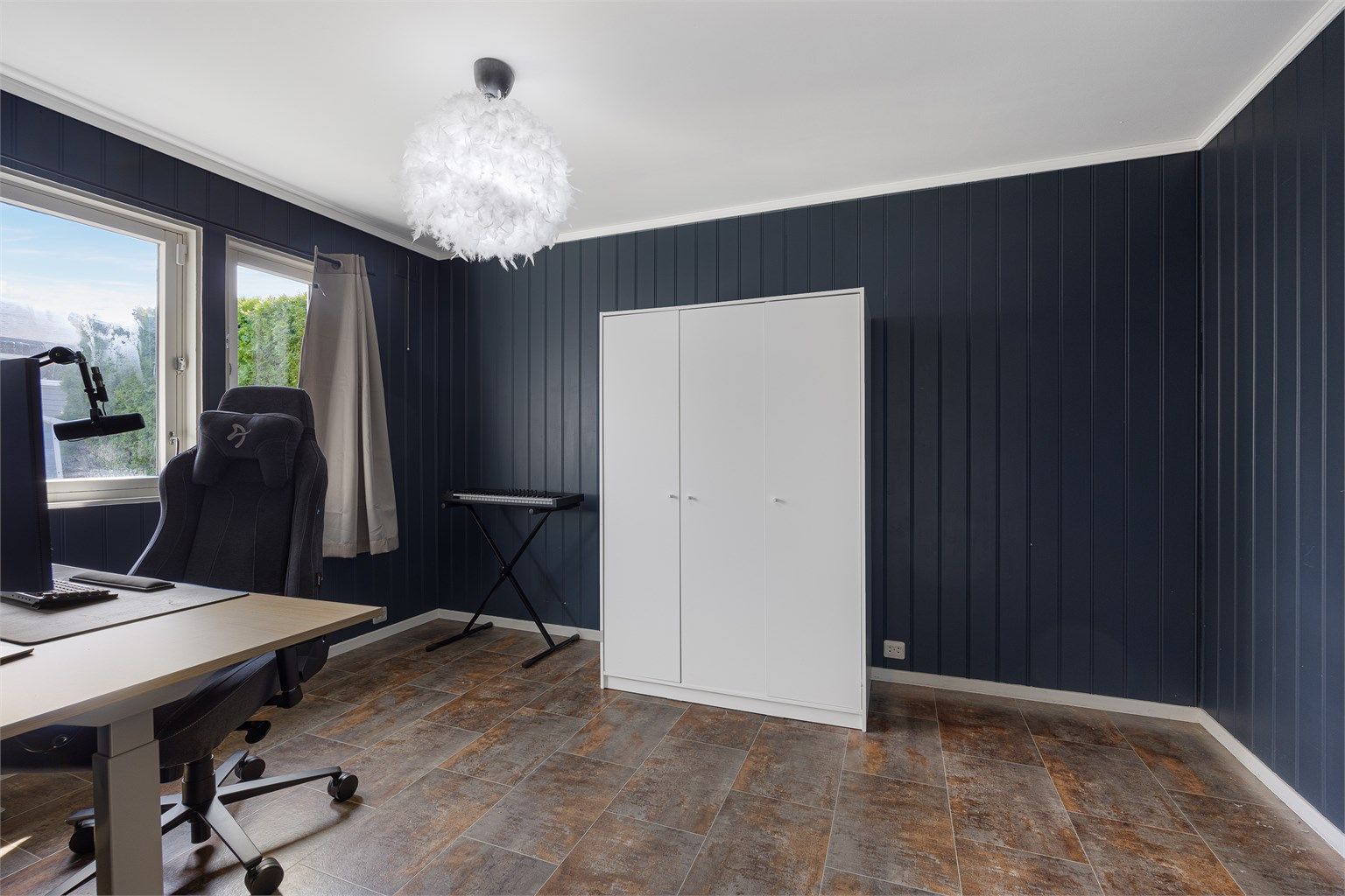 Hovedsoverommet har god plass til dobbeltseng og garderobeløsning.