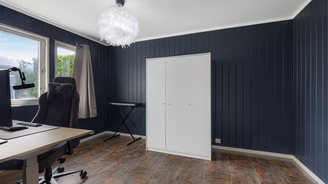 Hovedsoverommet har god plass til dobbeltseng og garderobeløsning.