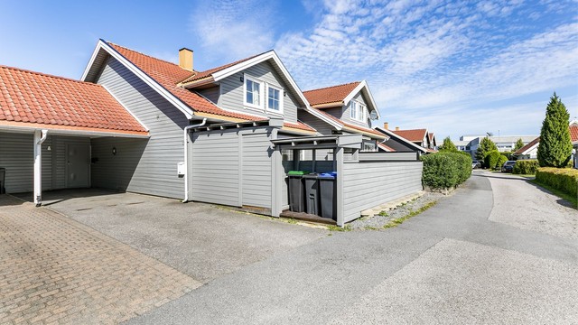 Ekholtgrenda er sperret for gjennomkjøring med bil og har av den grunn et barnevennlig, rolig miljø.