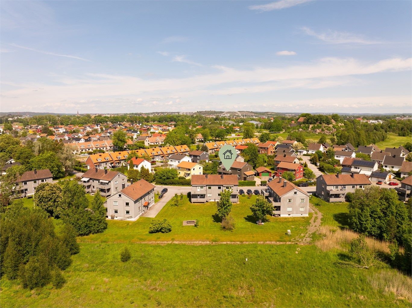Store grøntområder omgir leilighetene langs Fru Ingers gate. Denne er en del av veletablerte Kongsten Borettslag i Gamle Fredrikstad.