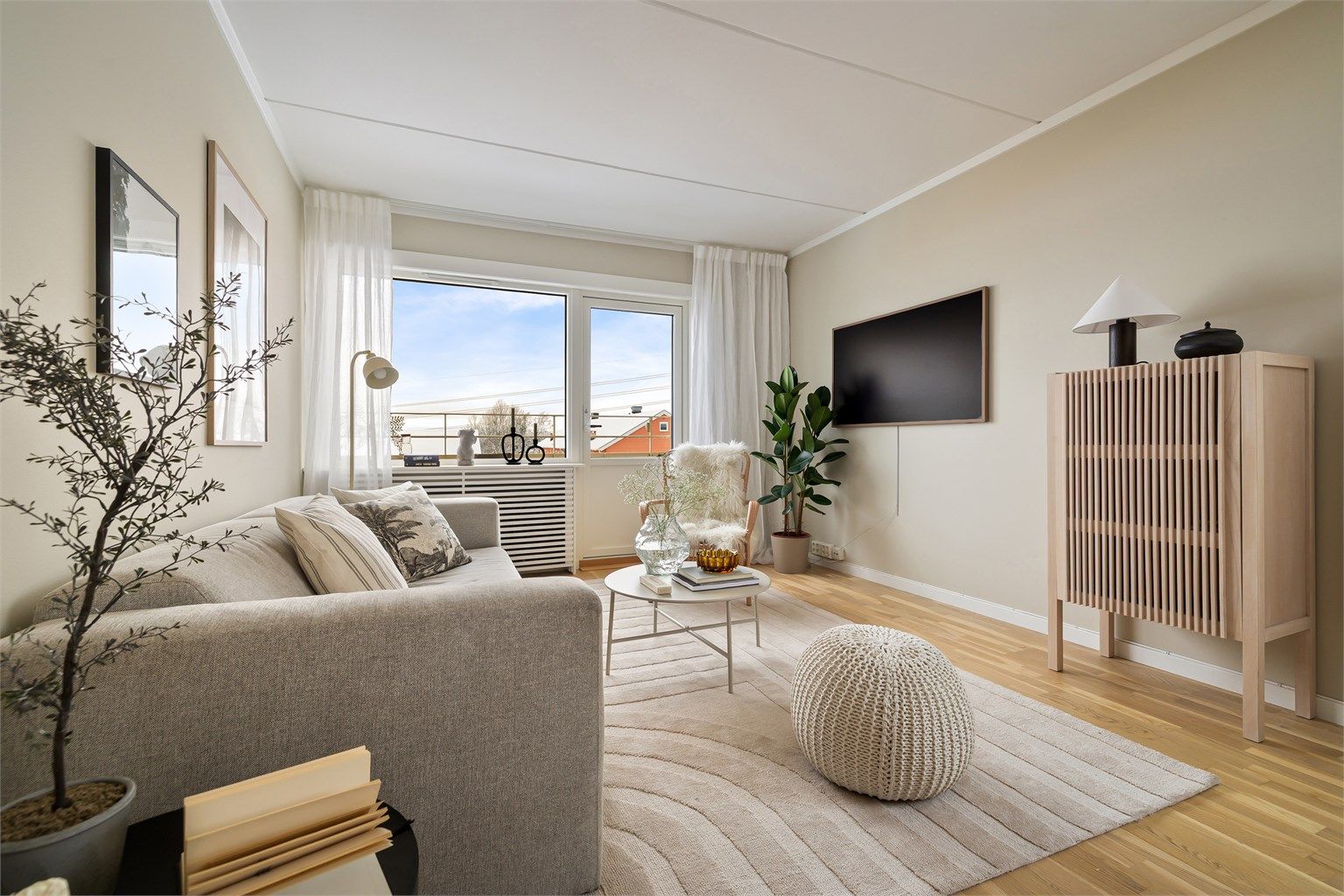 Leiligheten har en lys og fin stue med vindusflater mot både vest og nord, som sikrer godt innslipp av lys utover dagen og kvelden, samt hyggelig utsyn!