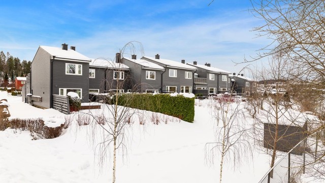 Rekkehuset ligger i et veletablert og rolig område på Finstadsletta.