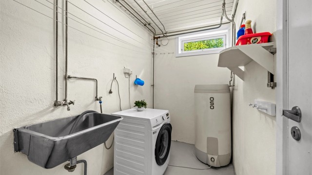 Praktisk vaskerom i underetasjen med opplegg for vaskemaskin og ny varmtvannsbereder fra 2024.