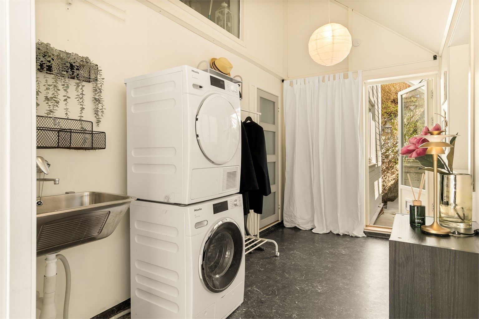 - Utgang til koselig uteplass bak boligen -