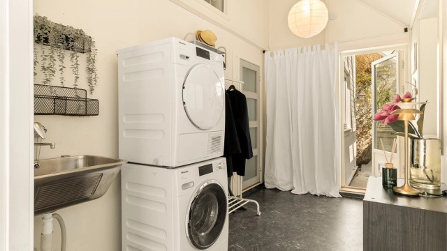 - Utgang til koselig uteplass bak boligen -
