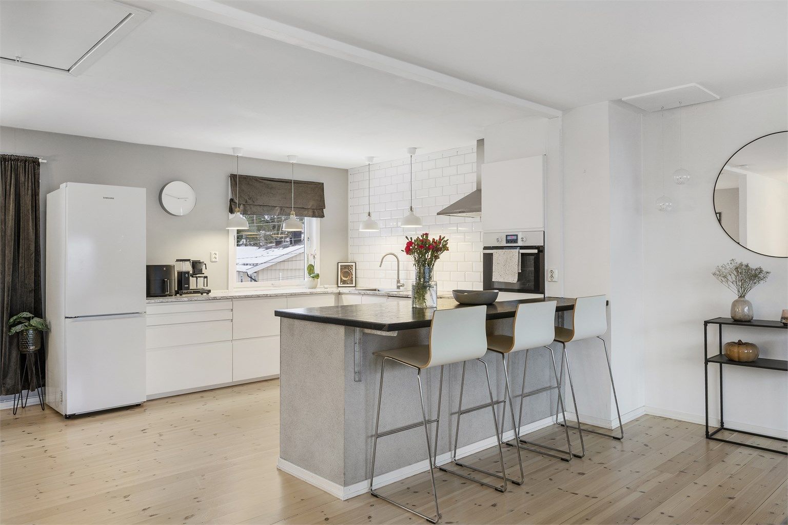 Kjøkken fra 2015 i åpen løsning mot stue.