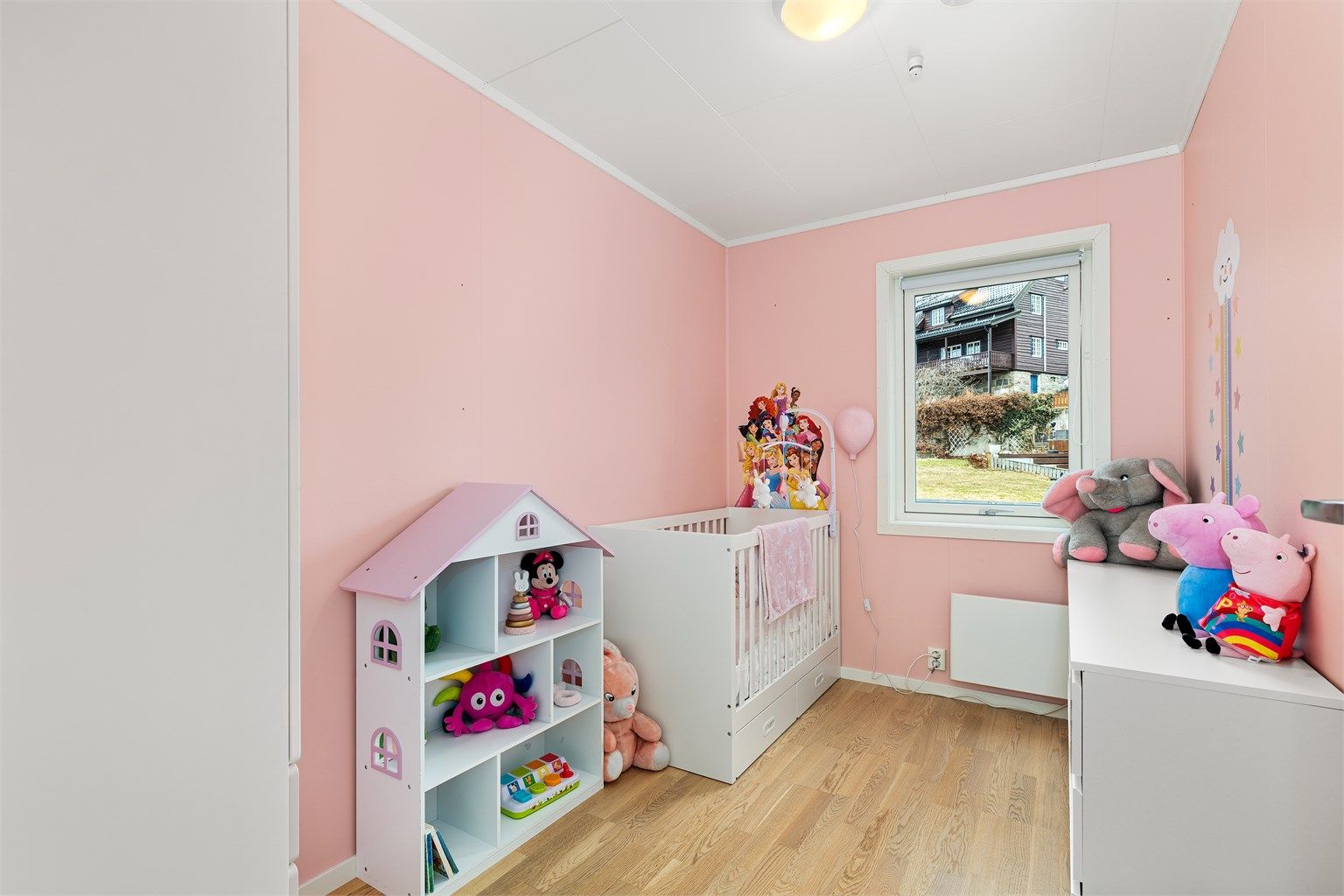 Sjarmerende barnerom med fin plass for de minste