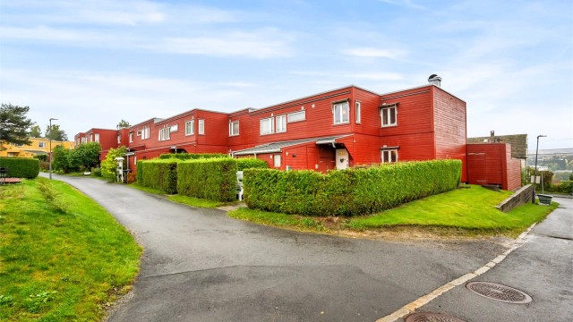 Eiendommen ligger i et rolig og veletablert nabolag med bilfrie internveier, store grøntarealer og kort gangavstand til skoler, barnehager og T-bane, et ideelt sted for barn å vokse opp.