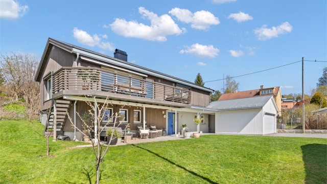 Huset er energieffektivt (energikarakter B) med bl.a. solceller på taket og utstrakt bruk av vannbåren varme via luft-til-vann, samt at det bl.a. er foretatt etterisolering av yttervegger i 2019