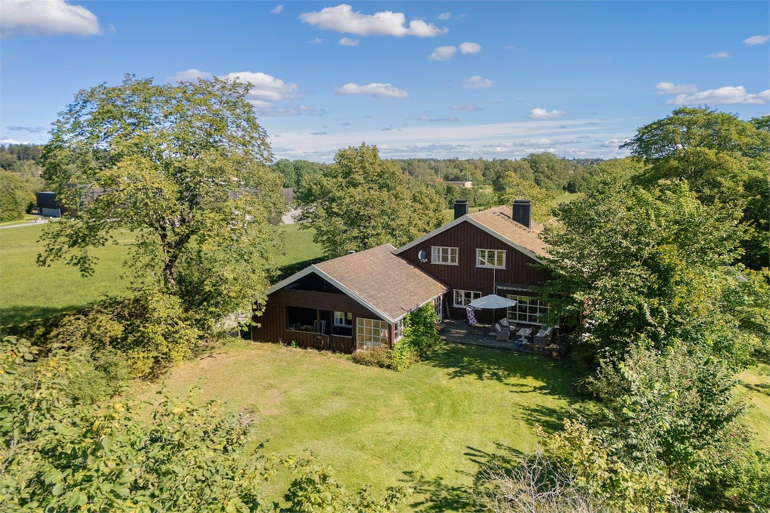 Tomten er ca 3,7 mål. Her får du det beste av både natur og sentral beliggenhet. 