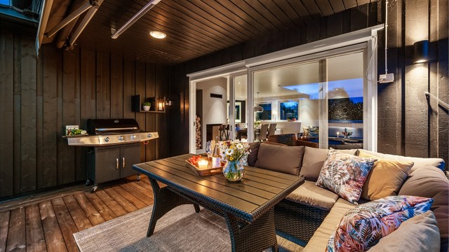 Overbygget del av terrassen med plass til grill og sofagruppe.