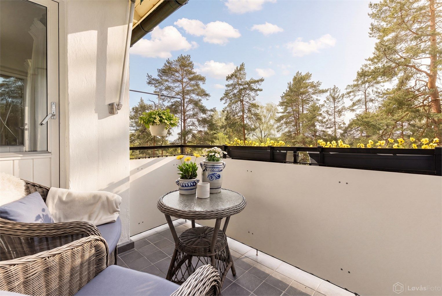 Den vestvendte balkongen er overbygget og har flislagt gulv.