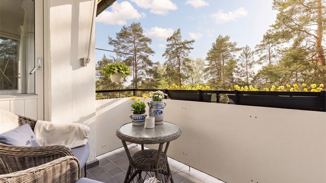 Den vestvendte balkongen er overbygget og har flislagt gulv.