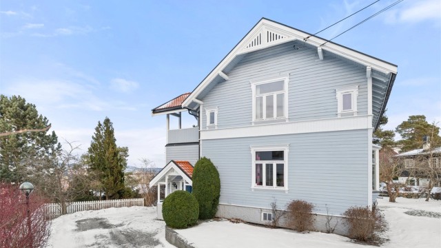 Huset fikk nytt yttertak med teglstein i 2020, samt nytt undertak