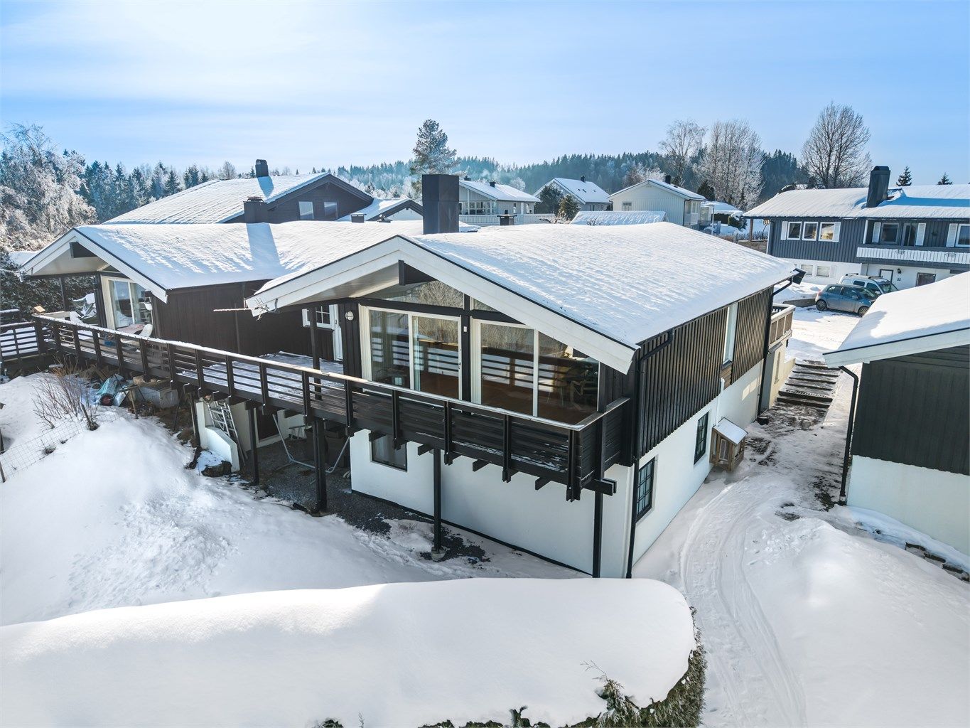 Boligen har store, solrike uteplasser og en gjennomgående god planløsning.