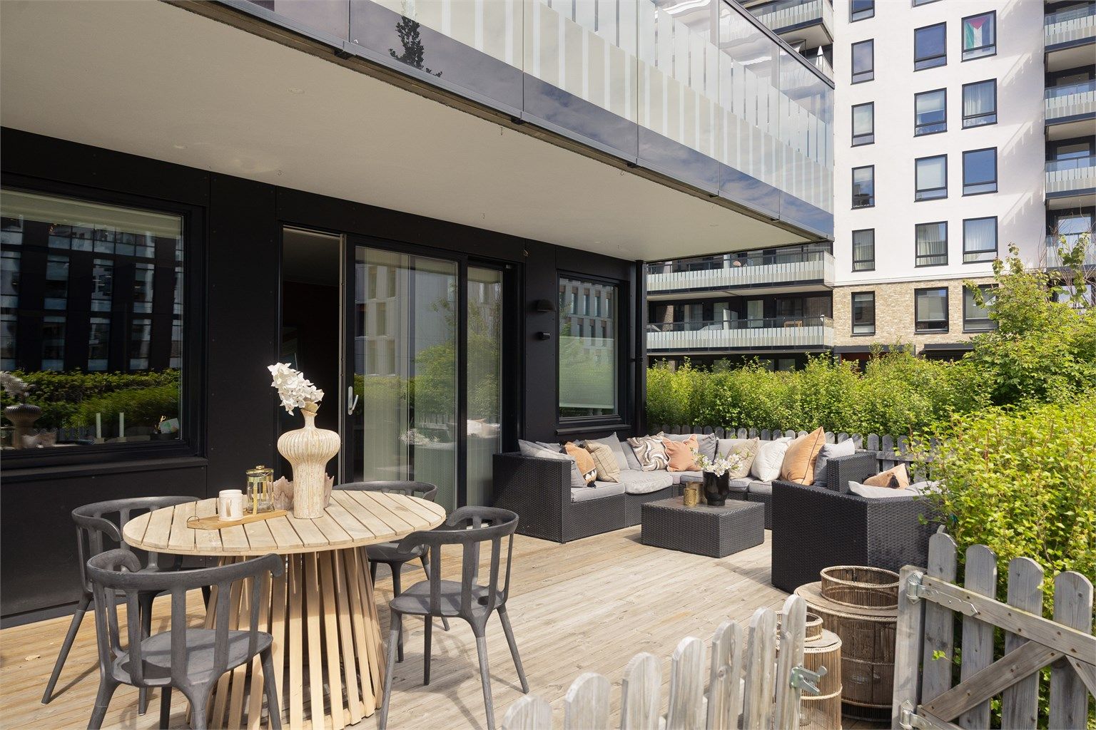 En stor og sydvendt markterrasse på hele 26 m² gir svært gode solforhold og rikelig med plass til både loungegruppe, spisebord og hyggelige sommerdager med familie og venner.