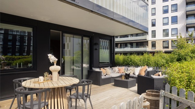 En stor og sydvendt markterrasse på hele 26 m² gir svært gode solforhold og rikelig med plass til både loungegruppe, spisebord og hyggelige sommerdager med familie og venner.