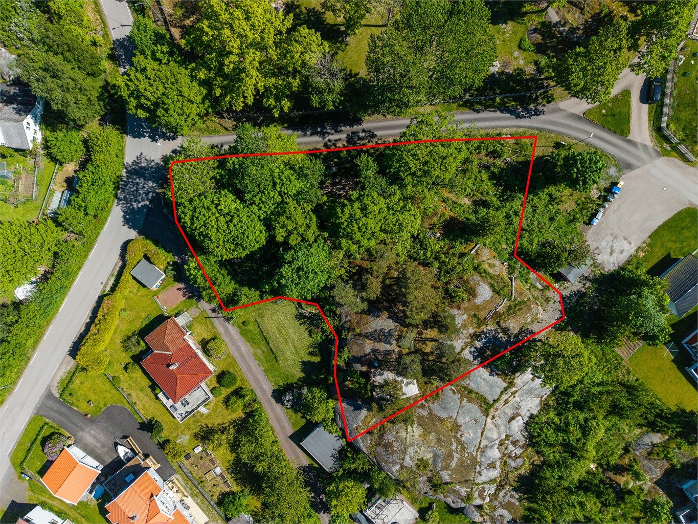 Eiendommen ligger i et rolig og etablert område, med kort vei til sjøen og umiddelbar nærhet til idylliske friområder og turløyper, som gir svært gode rekreasjonsmuligheter året rundt.