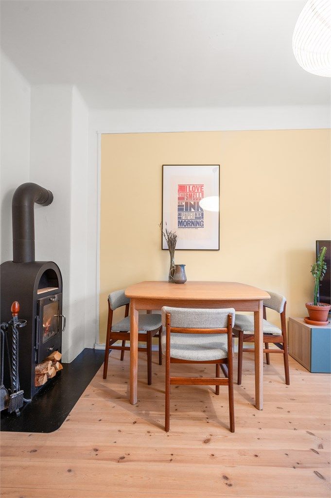 Leiligheten har en god takhøyde, sjarmerende tregulv og malte veggflater.