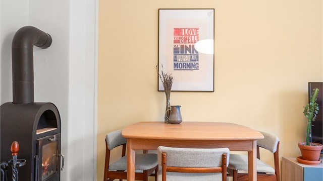 Leiligheten har en god takhøyde, sjarmerende tregulv og malte veggflater.