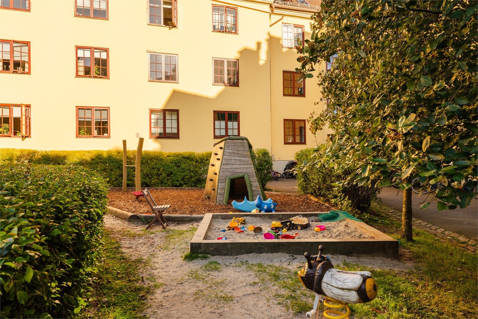 Gårdsrommet har også egen lekeplass for de minste.