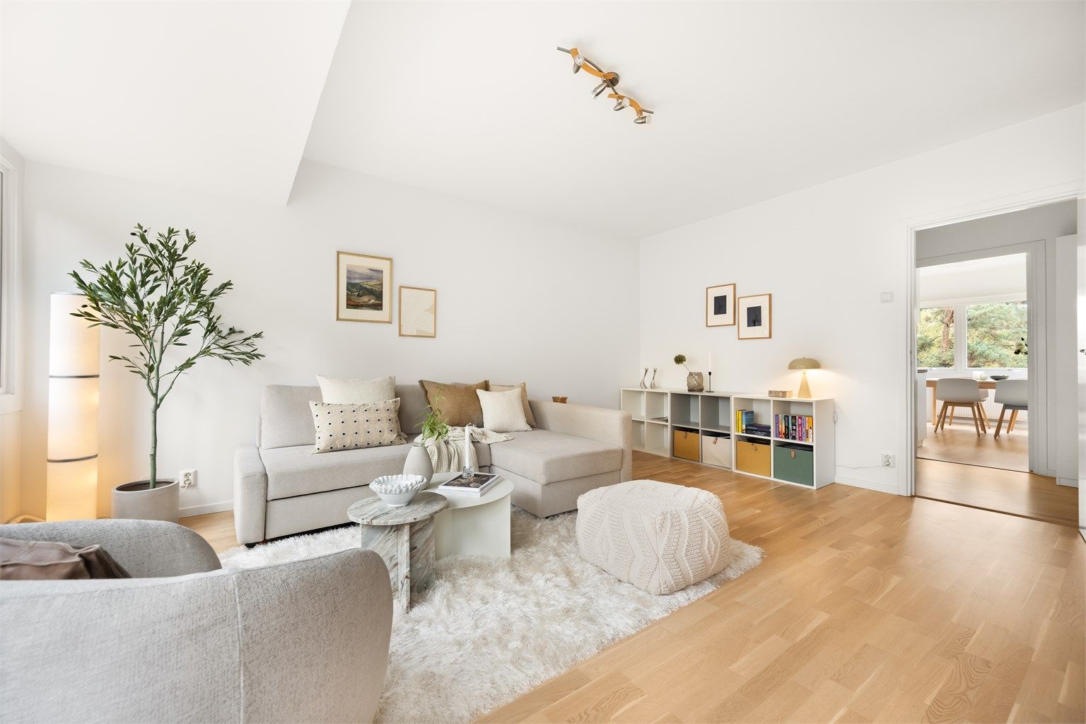 Lekker stue med nye overflater fra 2018.