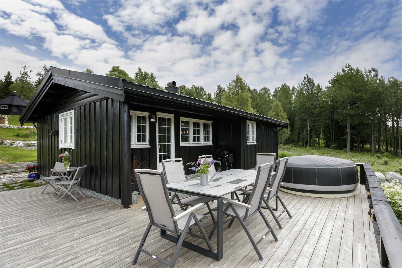 Stor tilbygget terrasse på 46 kvm med nytt terrassedekke i royalimpregnerte materialer fra 2022