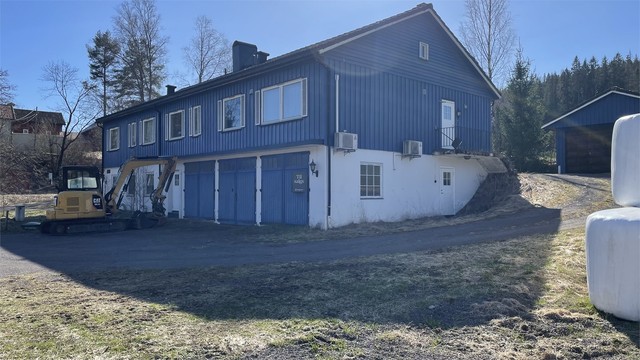 Det er etablert adkomst rundt bygningen