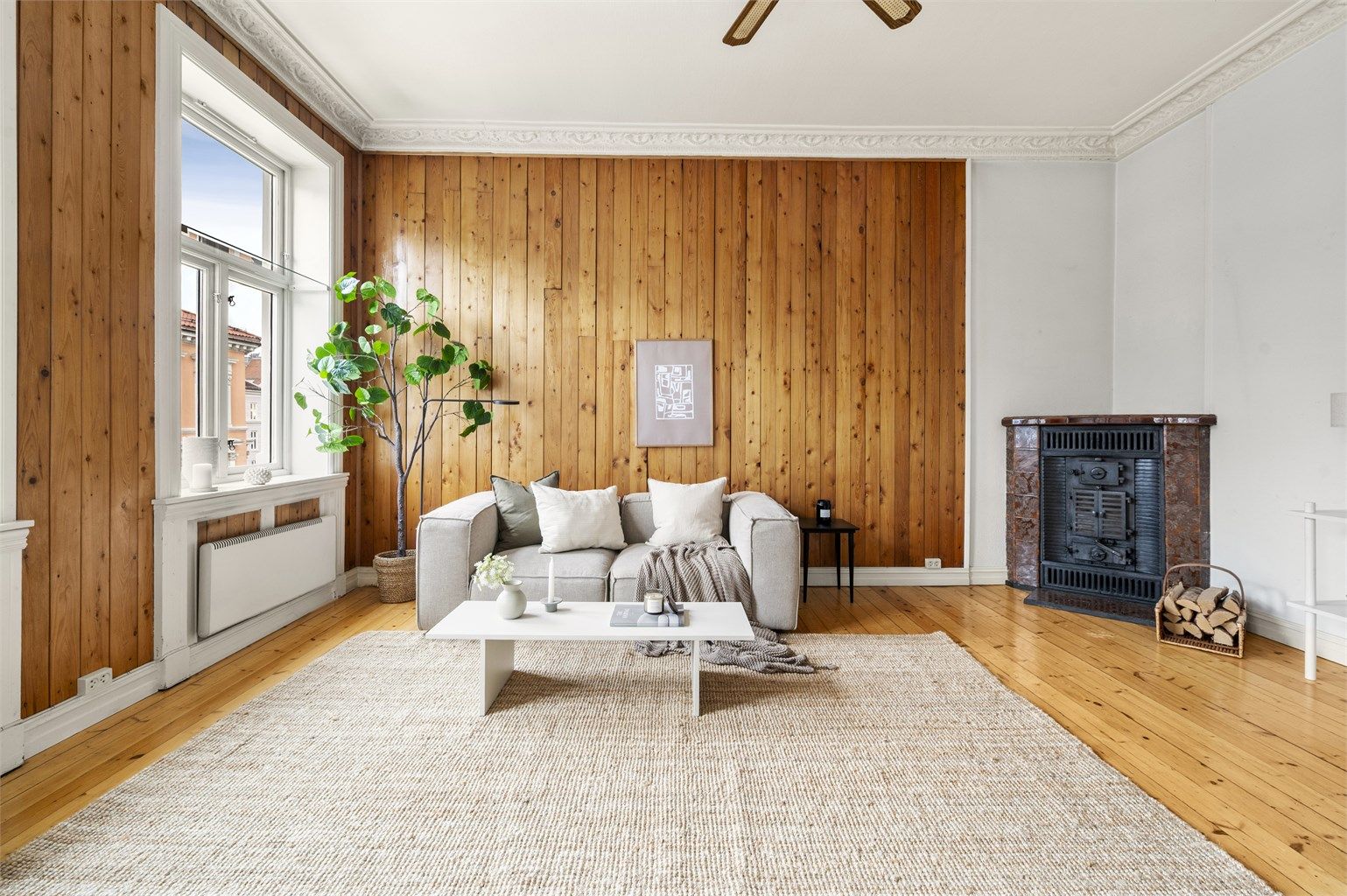 Leiligheten har flere klassiske detaljer som stukkatur, rosett, vakre klassiske vinduer og originalt tregulv.