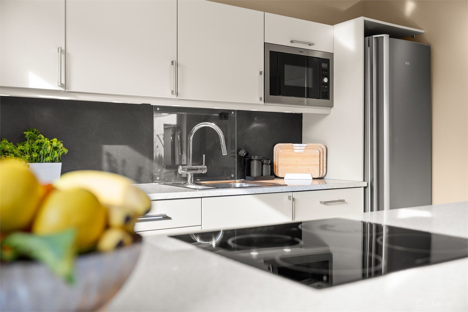 Integrert oppvaskmaskin og nedfelt oppvaskkum i rustfritt stål.