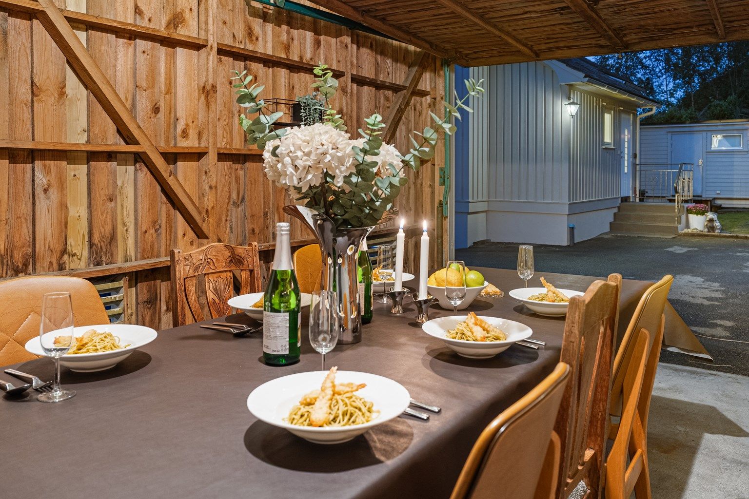 Velkommen til Resahaugen 21, en innholdsrik enebolig fra 1960, men som er blitt pusset opp og oppgradert i ettertid. 

En garasje med flere mulige bruksområder. 