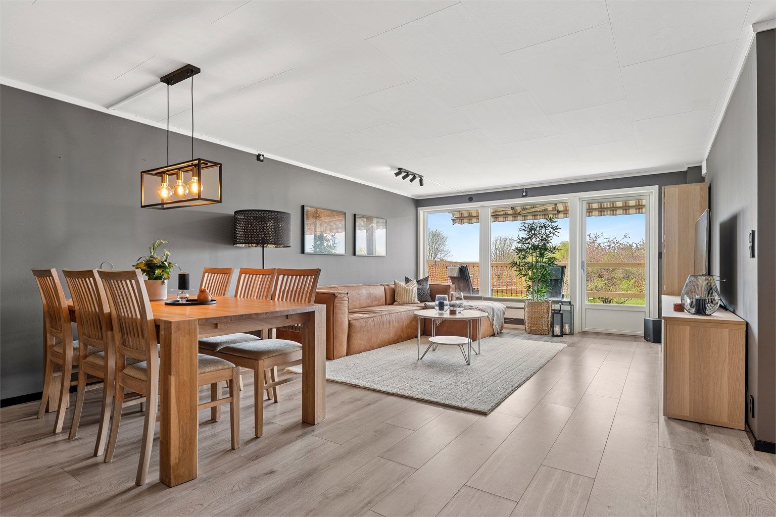 Dette er en flott og meget gjennomført leilighet med gjennomgående høy standard.