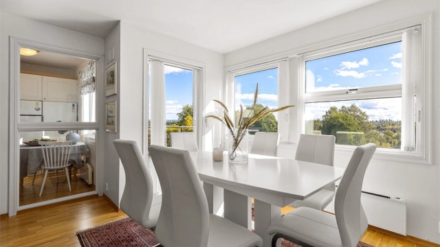 Stor stue med god plass til flere sosiale soner, og det er god plass til sofagruppe og spisestue