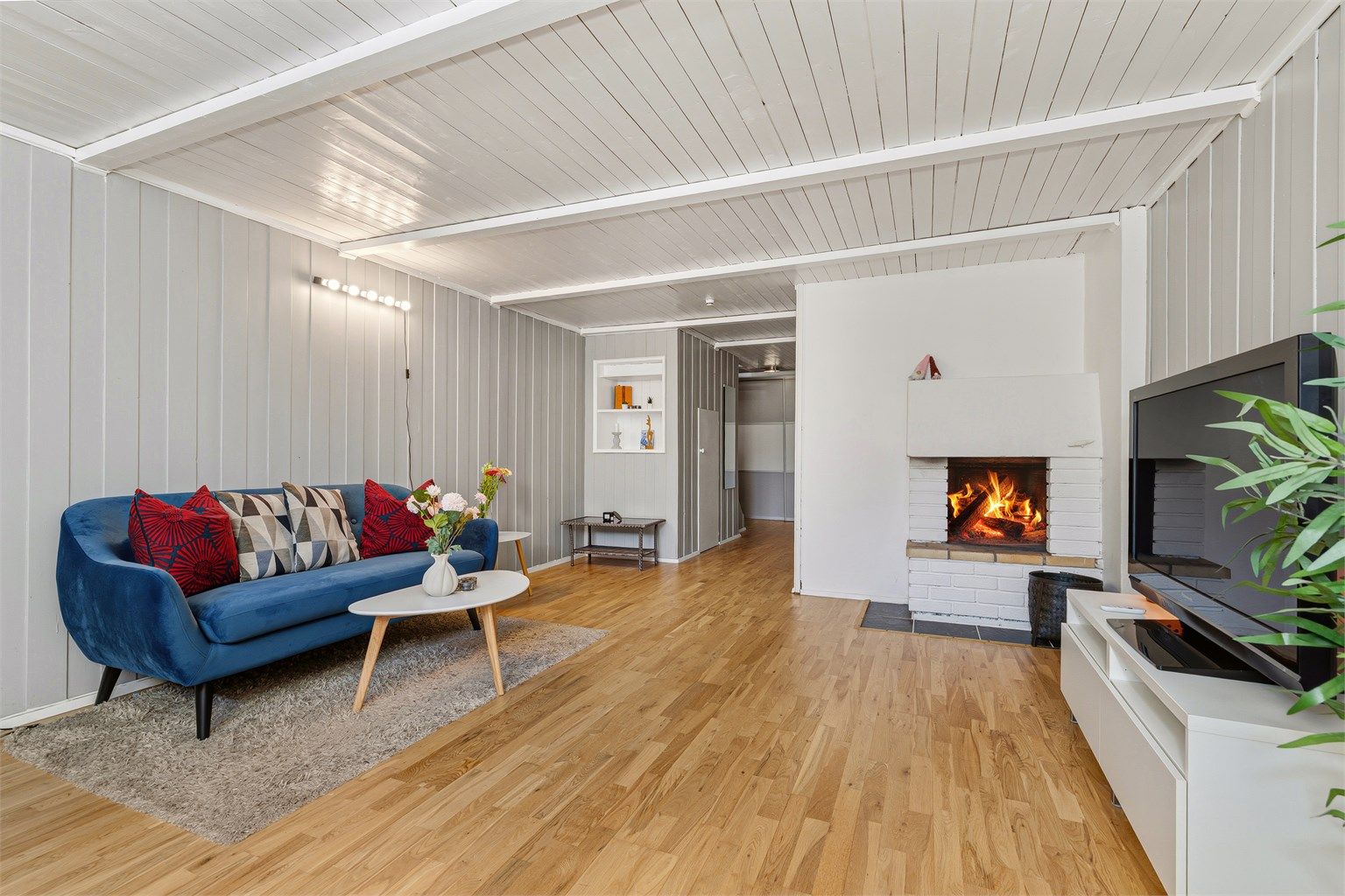 Kjellerstue (Flamme i peis er satt inn av fotograf, dagnes eier har ikke benyttet peisen) (Rommet er ikke godkjent til varig opphold))