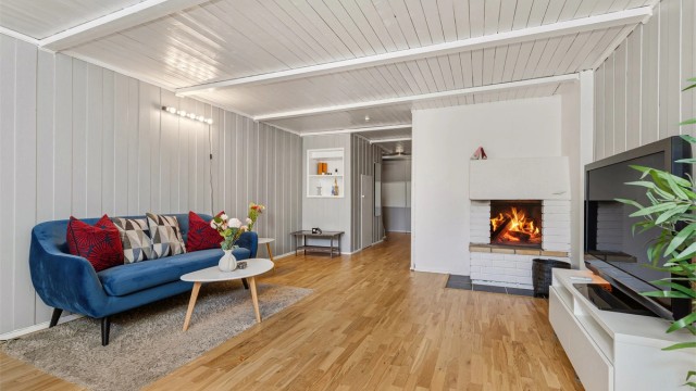 Kjellerstue (Flamme i peis er satt inn av fotograf, dagnes eier har ikke benyttet peisen) (Rommet er ikke godkjent til varig opphold))