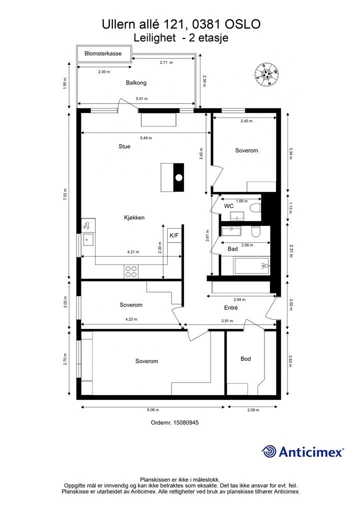 Planløsningen er arealeffektiv med tre gode soverom, separat wc, et romslig bad og en åpen sosial sone. I tillegg kommer en intern bod og to eksterne boder.
