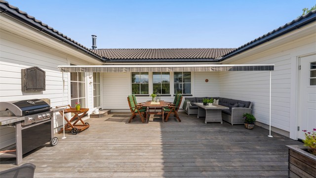 Stor, usjenert uteplass med god plass til både spise- og loungegruppe. Terrassen har elektrisk markise som beskytter mot sol og regn.